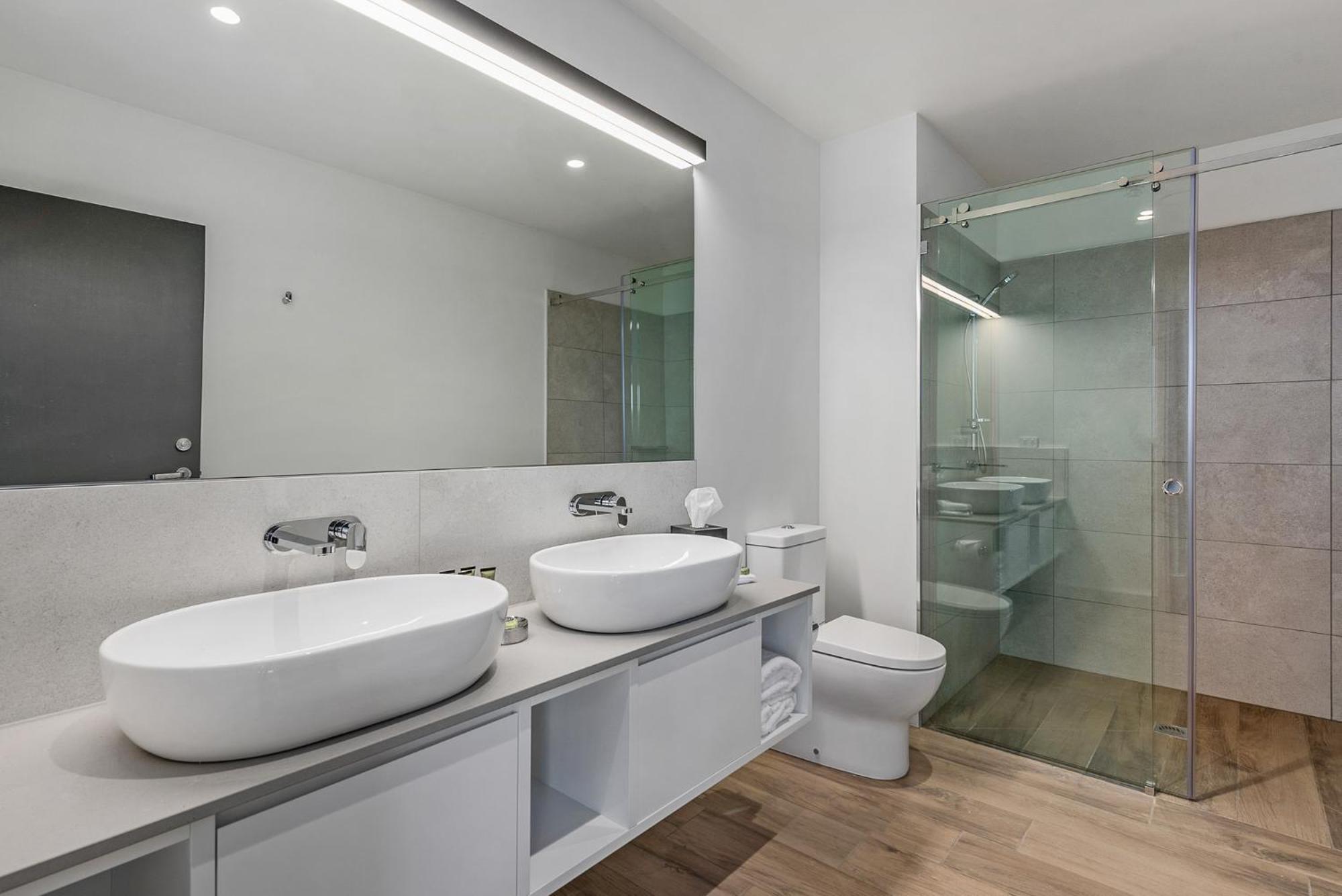Hotel Peppers Silo Launceston Exteriér fotografie Bathroom with a shower enclosure