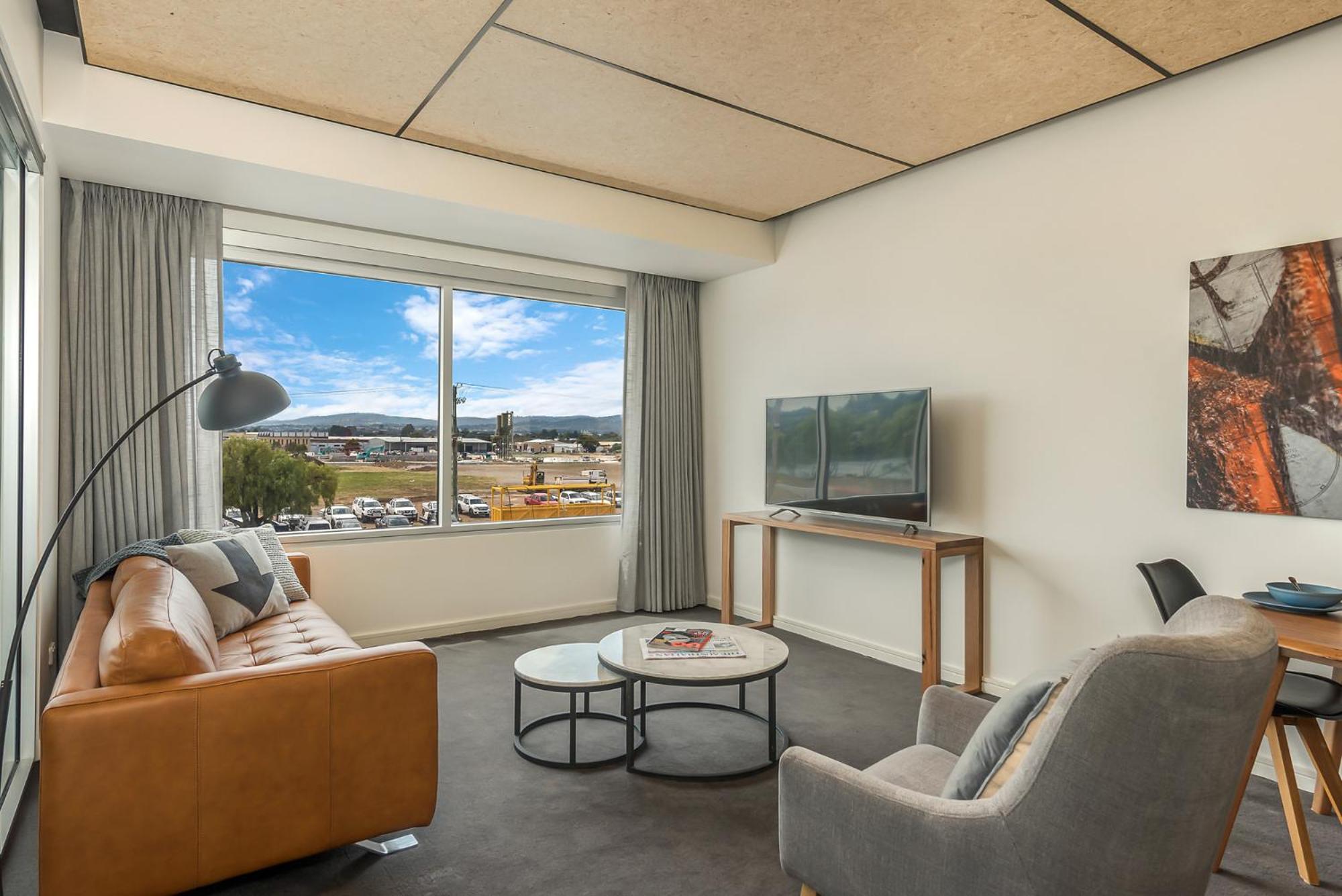 Hotel Peppers Silo Launceston Exteriér fotografie A living room in a typical apartment at the hotel