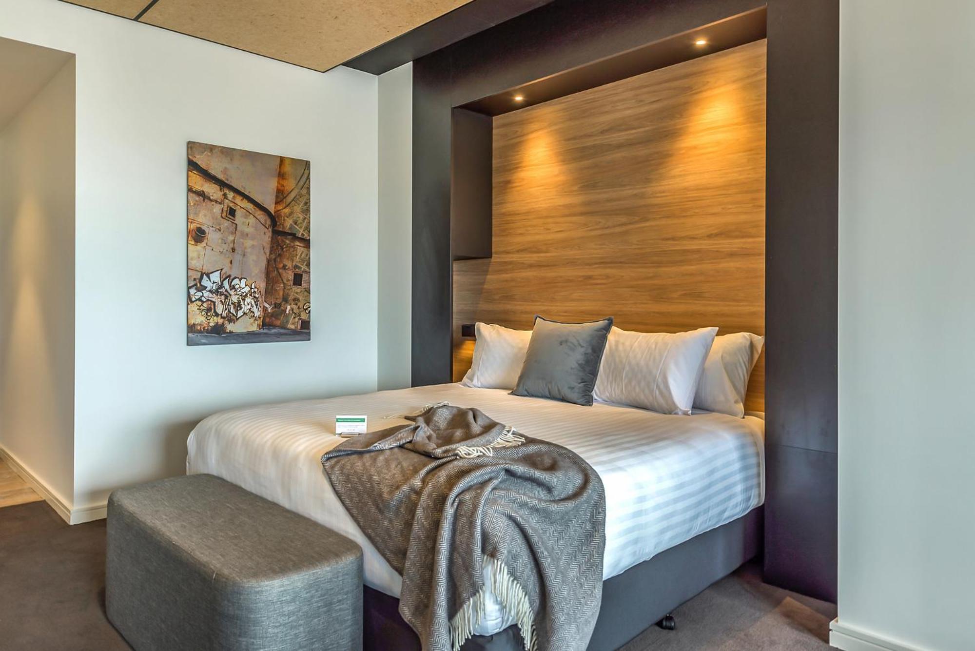 Hotel Peppers Silo Launceston Exteriér fotografie A bedroom at the hotel