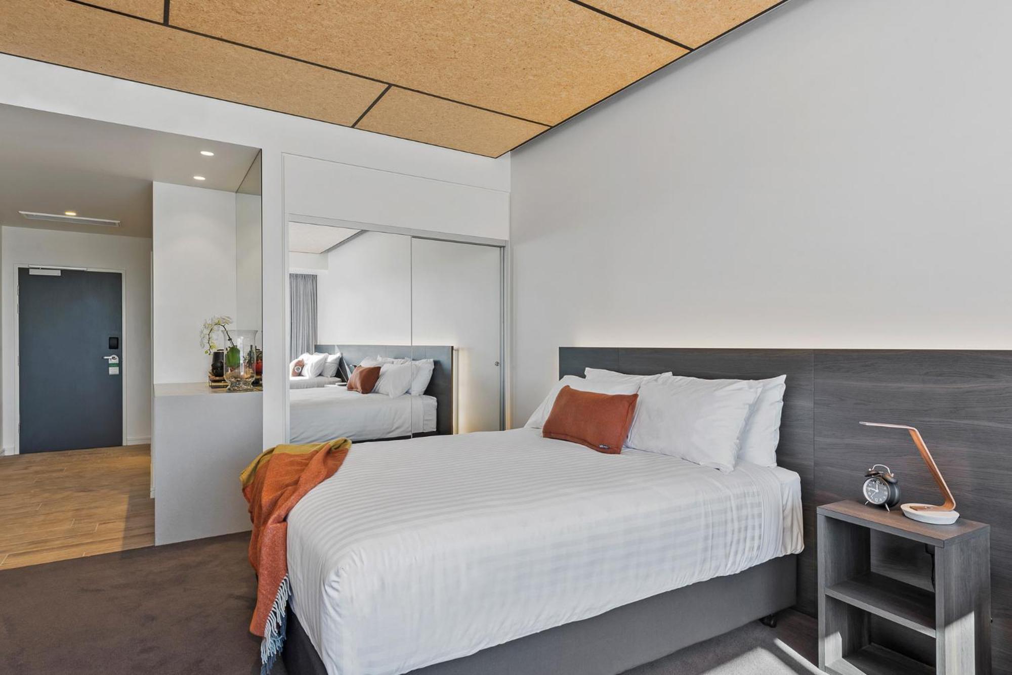 Hotel Peppers Silo Launceston Exteriér fotografie A bedroom at the hotel