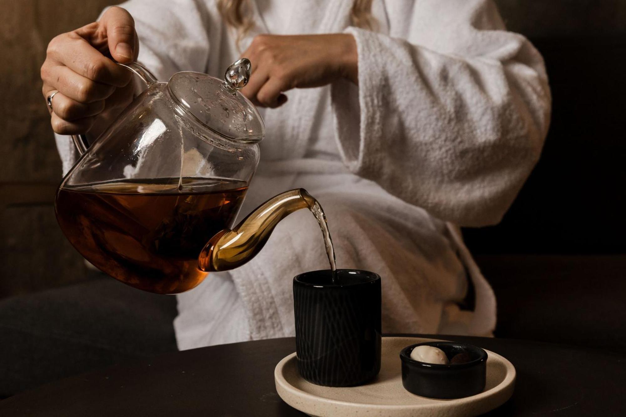 Hotel Peppers Silo Launceston Exteriér fotografie A woman pouring tea