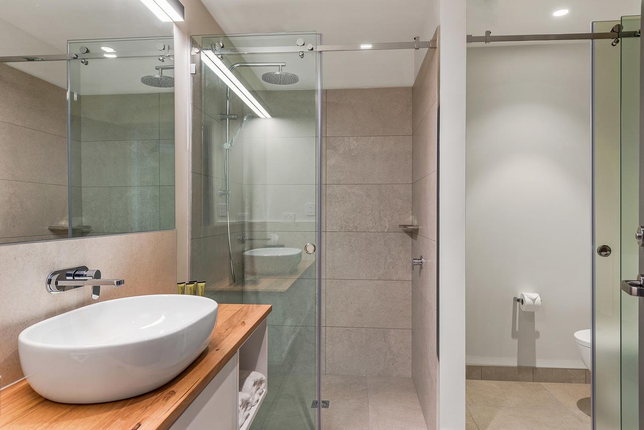 Hotel Peppers Silo Launceston Exteriér fotografie A shower with a sliding door