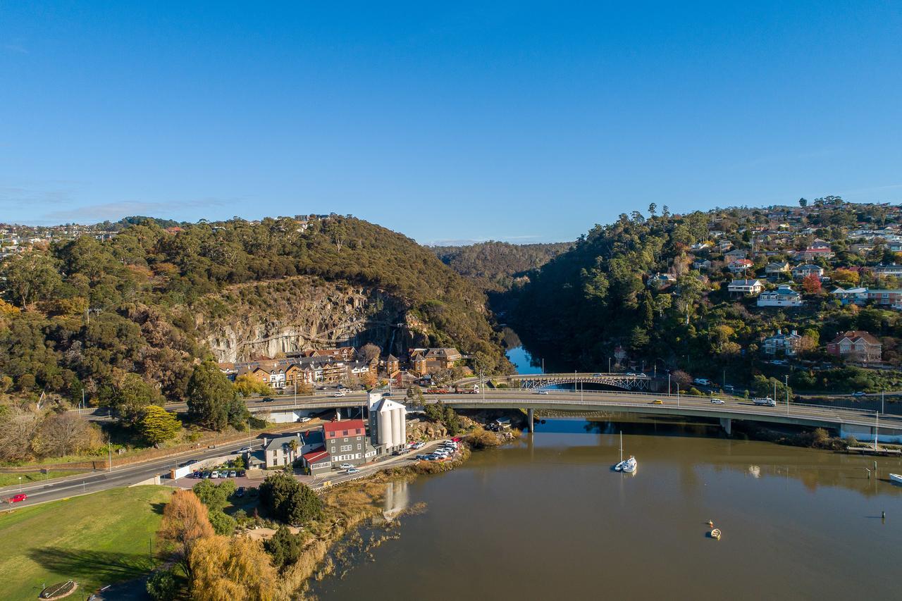 Hotel Peppers Silo Launceston Exteriér fotografie Aerial view of the town