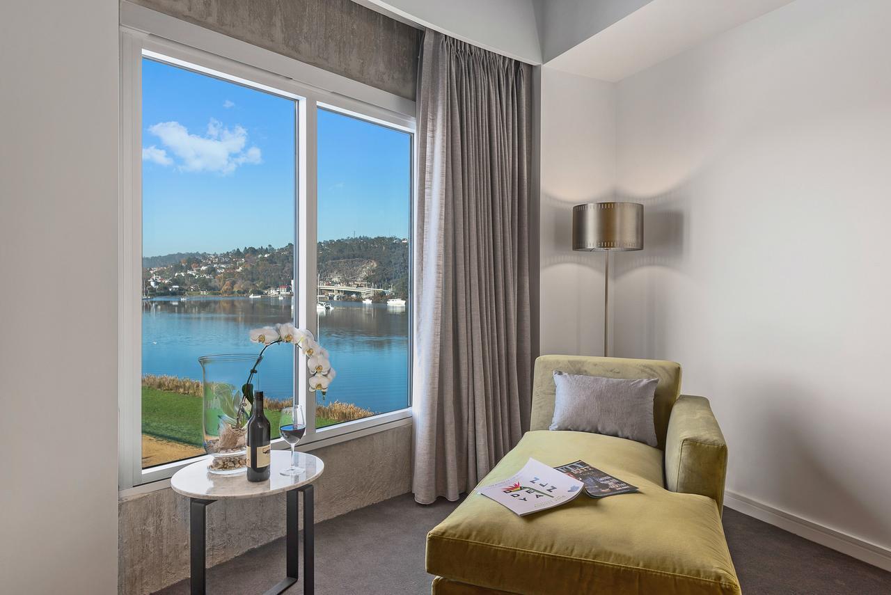 Hotel Peppers Silo Launceston Exteriér fotografie A staged photo of a living room