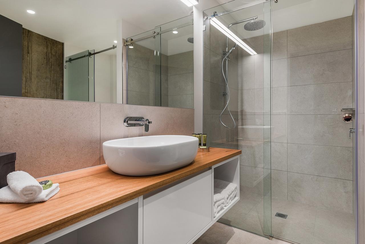 Hotel Peppers Silo Launceston Exteriér fotografie A modern bathroom with a shower enclosure