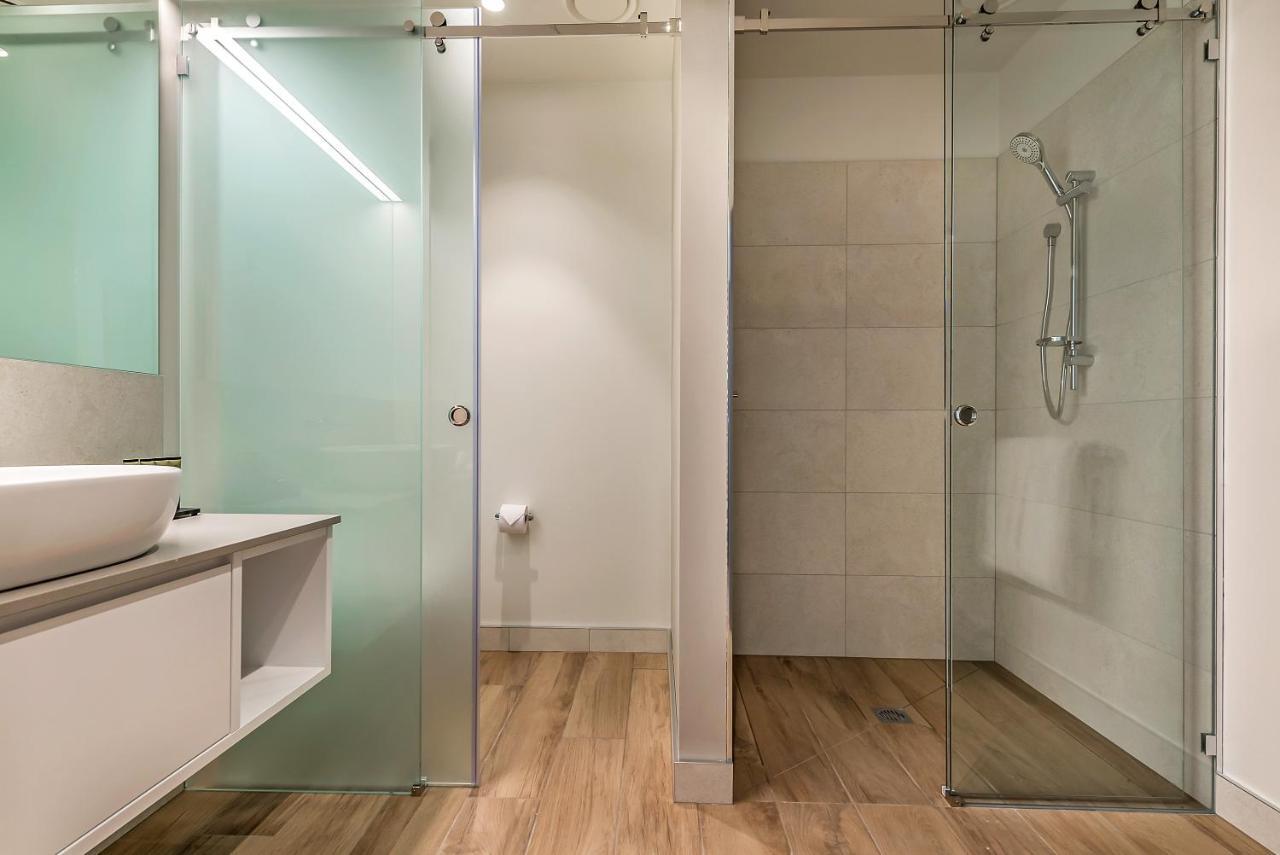 Hotel Peppers Silo Launceston Pokoj fotografie A shower door